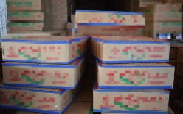 Sebanyak 1,125 kotak produk babi dari China dirampas kerana diimport tanpa permit import Maqis.
