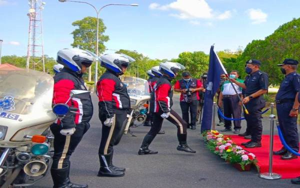 Muhamad Zaki (dua dari kanan) merasmikan Majlis Pelancaran Op Selamat 18/22 Sempena Hari Raya Aidilfitri di Stesen Penguatkuasa JPJ Bukit Jawa, Pasir Puteh pada Rabu.