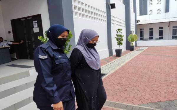 Seorang pembantu perawatan kesihatan didakwa di Mahkamah Sesyen Kota Bharu pada Rabu atas 16 pertuduhan menipu dan memperdaya melalui tawaran pelaburan emas tidak wujud kepada seorang wanita.
