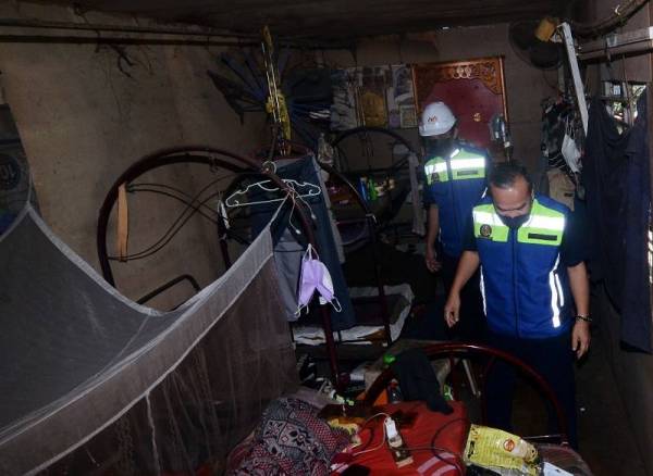 Keadaan ruang tidur yang tidak teratur dan berbau busuk.