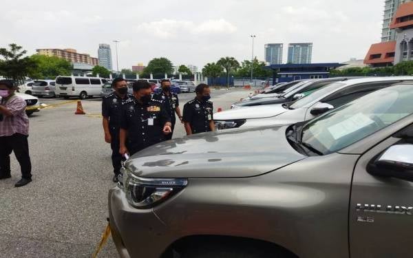 Azmi sedang melihat kenderaan curi yang dirampas di Ibu Pejabat Polis Kontinjen (IPK) Kuala Lumpur pada Rabu.