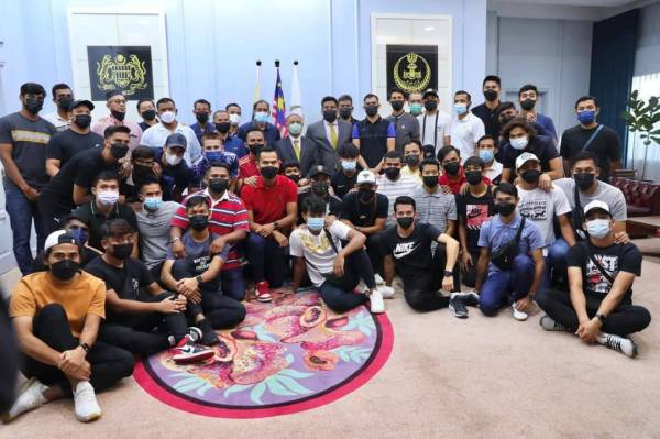 Seramai 50 pemain dan pegawai menerima sumbangan RM1,000 setiap seorang disampaikan Saarani sebagai bantuan sempena sambutan Aidilfitri ini. Foto: FB Perak Football Club
