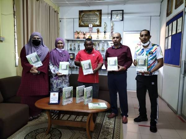 The Hope Factory Malaysia menyumbang sebanyak 250 naskhah al-Quran kepada Sekolah Kebangsaan Manek Urai Baru, Kuala Krai.