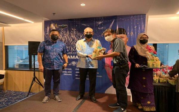 Asman Shah (tengah) menyampaikan hadiah kepada wakil Kelab Media Johor pada Majlis Berbuka Puasa MBPG bersama pengamal media Johor di Hotel Fives di sini pada Selasa.