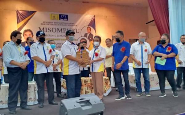 Joseph (empat dari kiri) menerima borang kemasukan ahli baharu ke dalam PBRS di Dewan Tun Hamdan Tamparuli, Tuaran.