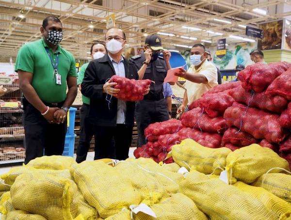 Hee Sem (dua dari kiri) menunjukkan bawang besar merah yang tersenarai dalam skim kawalan harga ketika hadir merasmikan Skim Harga Maksimum Musim Perayaan Hari Raya Puasa (SHMMP) 2022 peringkat negeri di sebuah pusat beli-belah di Ayer Keroh pada Rabu. -Foto Bernama
Sebanyak 19 jenis barangan yang ditetapkan harga maksimum semasa pelaksanaan skim tersebut yang melibatkan kategori hasil laut, barangan kering sayuran dan daging.
--fotoBERNAMA (2022) HAK CIPTA TERPELIHARA