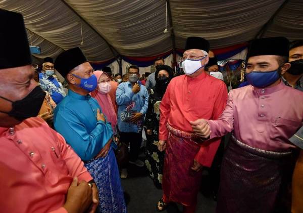  Ismail Sabri beramah mesra bersama para hadirin pada Majlis Berbuka Puasa Perdana Menteri Bersama Golongan Petani, Penternak dan Nelayan di Kompleks Seri Perdana pada Rabu. -Foto Bernama