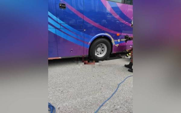 Seorang pemandu maut digilis bas ketika cuba membaiki bas dipandunya itu dalam kejadian berhampiran Tol Subang di Lebuhraya Baharu Lembah Klang (NKVE), Petaling Jaya pada Rabu.