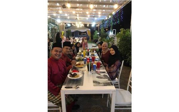 Sebahagian daripada anak-anak Fazliaton diraikan dalam majlis berbuka puasa.