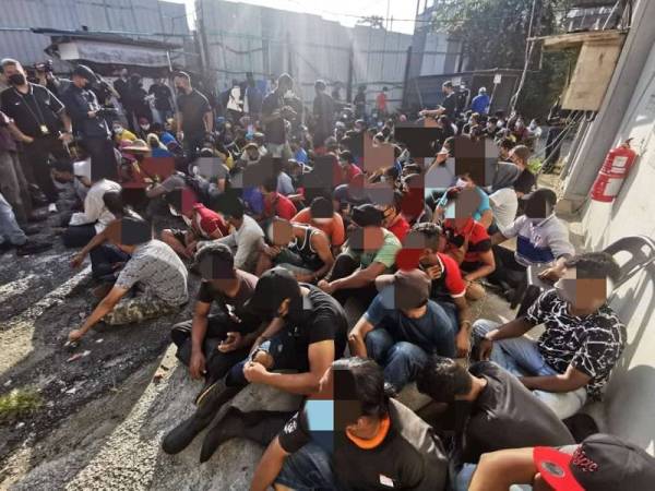 Sebahagian daripada PATI yang ditahan dalam Ops Belanja di sekitar Pasar Borong Selayang dan Pasar Borong Kuala Lumpur pada Khamis.