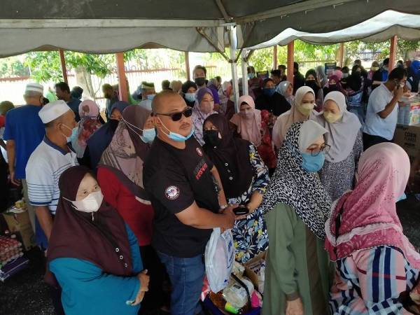 Orang ramai beratur untuk membuat bayaran setelah berbelanja di Program Jualan Rakyat dekat Masjid Al-Muhajirin Taman Bandar Baru Sungai Lalang.