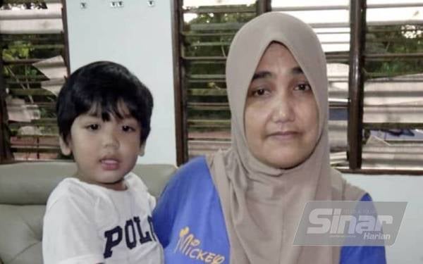 Robiah bersamanya anaknya.