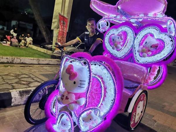 Muhammad Ramadan bersama beca LED yang digunakan untuk perkhidmatan membawa pelancong dan pengunjung bersiar-siar melalui kawasan rekreasi di Kuala Terengganu.