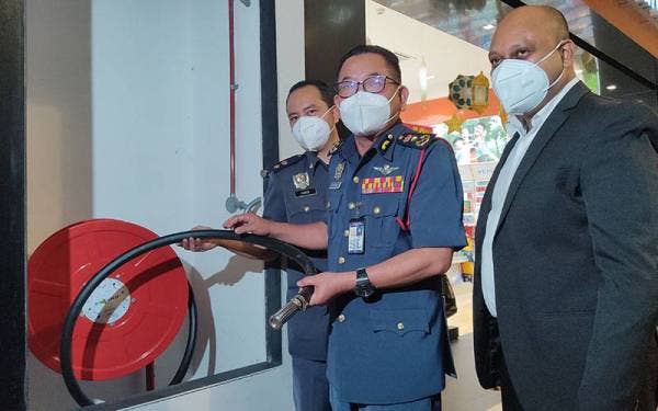 Norazam (tengah) ketika memeriksa hos pemadam api di Central I-City Shopping Mall pada Khamis.