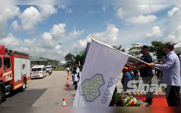Kamarul Zaman (tengah) dan Jamaluddin melakukan pelepasan sebagai simbolik Majlis Pelancaran Op Selamat Hari Raya Aidilfitri ke-18 di Plaza Tol Skudai, Johor Bahru, pada Khamis.