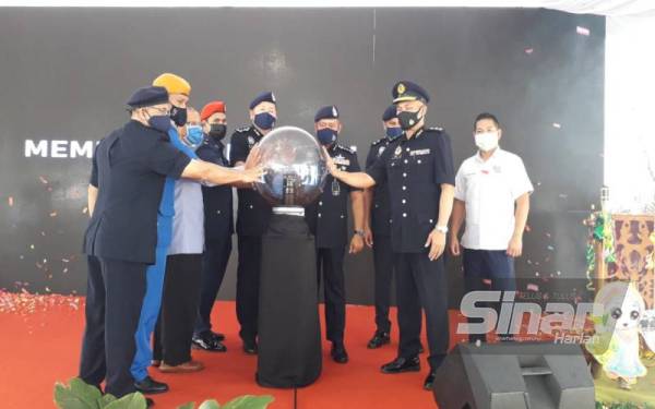 Kamarul Zaman (tengah) melakukan simbolik Majlis Pelancaran Op Selamat Hari Raya Aidilfitri ke-18 di Plaza Tol Skudai, Johor Bahru, pada Khamis.