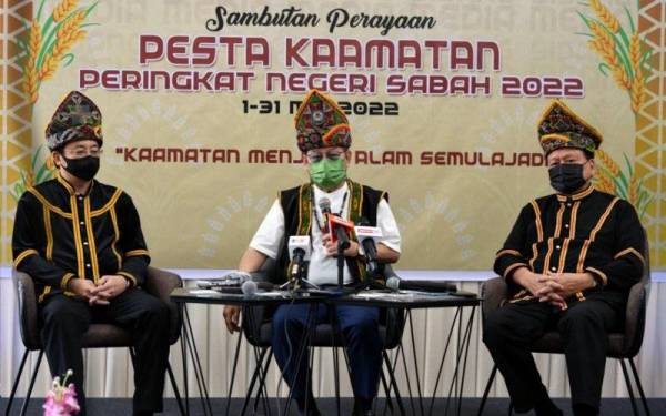 Jeffery bersama Timbalan Persatuan Kadazandusun Culteral Association, Datuk Sri Dr Clarence Bongkos Malakun (kanan) ketika mengadakan sidang media sambutan Pesta Kaamatan 2022 pada Khamis. - Foto Bernama 