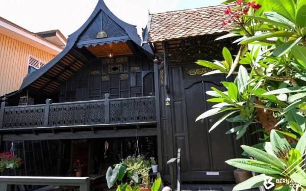 Keunikan seni bina dan ukiran yang terdapat pada Rumah Tiang 12 yang dinamakan sebagai Sri Getam Guri tersergam indah, dimiliki Johan Ariff, ketika ditemui Bernama di Kampung Dusun Muda di sini. 