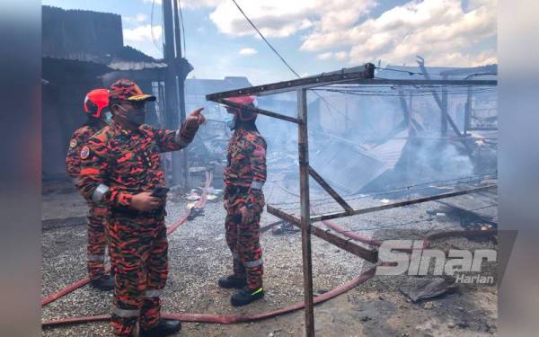 Zainal (tengah) yang turut ke lokasi kejadian kebakaran di Berek 12 pada Khamis.