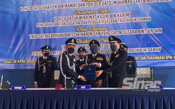 Simbolik penyerahan terima tugas daripada Ketua Polis Kelantan, Datuk Shafien Mamat (dua dari kiri) kepada Datuk Muhamad Zaki Harun (kanan) yang memangku Ketua Polis Kelantan di IPK Kelantan, Kota Bharu pada Khamis.