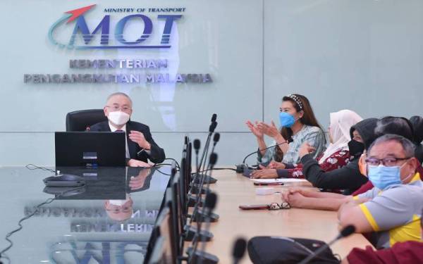 Ka Siong mengadakan pertemuan dengan wakil-wakil persatuan Orang Kurang Upaya (OKU) yang diketuai oleh Ahli Dewan Negara yang juga Presiden Persatuan OKU Sentral Senator Datuk Ras Adiba Radzi berkaitan larangan penggunaan kenderaan mikromobiliti tertentu di atas jalan di Kementerian Pengangkutan, pada Khamis. - Foto Bernama