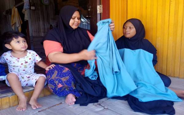 Nor Shafira kini menumpang kasih pada keluarga sepupu ibunya di Kampung Dalam Rhu, Tumpat.