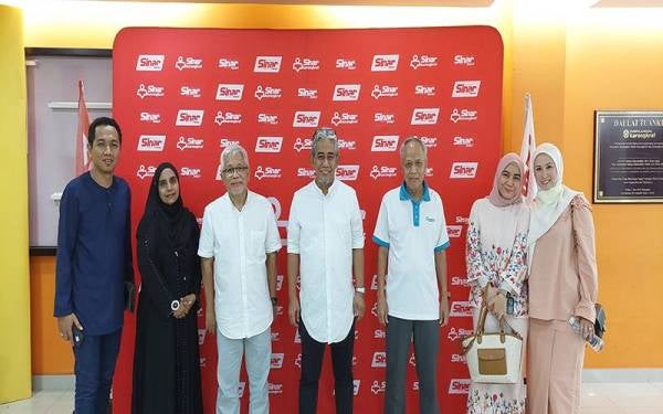 Tengku Ahmad Badli Shah (tengah), Hussamuddin (tiga dari kiri), Muhammad Nasir (tiga dari kanan) bersama staf Agrobank di Ibu Pejabat Sinar Harian pada Khamis.