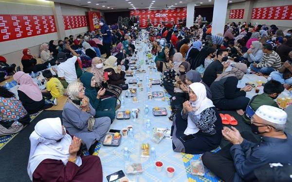 Antara pengunjung yang hadir ke Program Iftar Ala Madinah @Karangkraf pada Rabu.