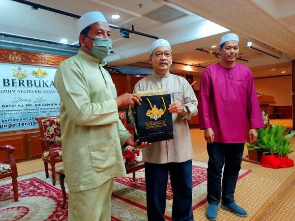 Md Anizam (dua dari kanan) menyampaikan hadiah kepada pekerja terbaik bagi bulan April daripada Perbadanan Muzium Negeri Kelantan semasa majlis berbuka puasa bersama media di Kota Darulnaim,