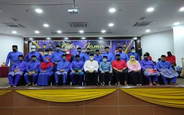 Najib (tengah) bersama barisan kepimpinan UMNO Bahagian Petaling Jaya