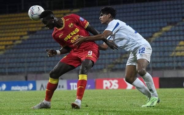 Pemain Selangor FC 2, George Tetteh Ankrah (kiri) diasak pemain Projek FAM-MSN, Muhammad Syafiq Nurul Hisham (kanan) dalam perlawanan Liga Perdana 2022 di Stadium UiTM Shah Alam malam khamis.
-FOTO Bernama