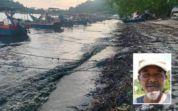 Air laut di Teluk Kumbar berlumpur dan hitam pekat. Gambar kecil: Bakri