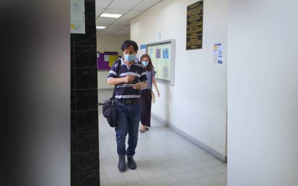 Wan Ling (kanan) ketika hadir di Mahkamah Sesyen Butterworth pada Jumaat.