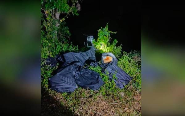 Bungkusan plastik hitam yang mengandungi mercun dan bunga api ditemukan di Kemasin, Bachok. - Foto Ihsan Maritim