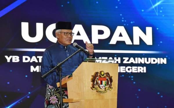 Hamzah menyampaikan ucapan pada Majlis Penyerahan Surat Keputusan Kewarganegaraan di Kementerian Dalam Negeri hari ini. Foto Bernama