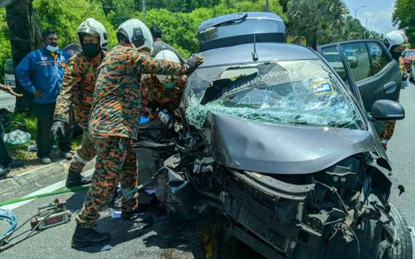 Anggota bomba menjalankan operasi mengeluarkan mangsa yang tersepit dalam kenderaan di Sungai Siput. - Foto ihsan Bomba Perak