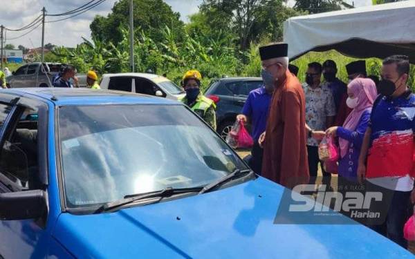 Mahdzir (tiga kanan) hadir pada Program Bubur Lambuk KPLB anjuran RISDA di jalan utama Pokok Sena-Kuala Nerang pada Jumaat.