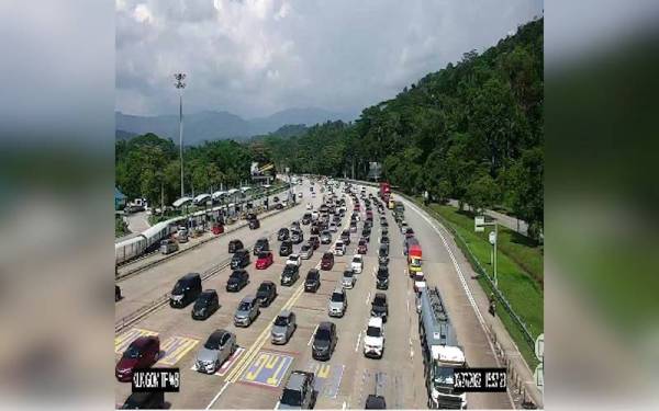 Lebuhraya Pantai Timur (LPT) melaporkan kesesakan di Plaza Tol Gombak. - Foto LLM Trafik