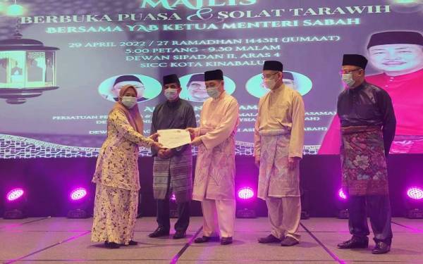 Hajiji ketika hadir pada Majlis Berbuka Puasa Ketua Menteri Bersama Persatuan Pedagang dan Pengusaha Melayu Malaysia (Perdasama Sabah), Dewan Perniagaan Melayu Malaysia (DPMM) dan Dewan Perdagangan dan Industri Asean (ACCI Sabah) di SICC Kota Kinabalu pada Jumaat.