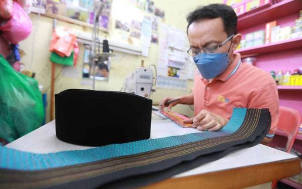 Mohd Nasrum menyiapkan tempahan pelanggan.