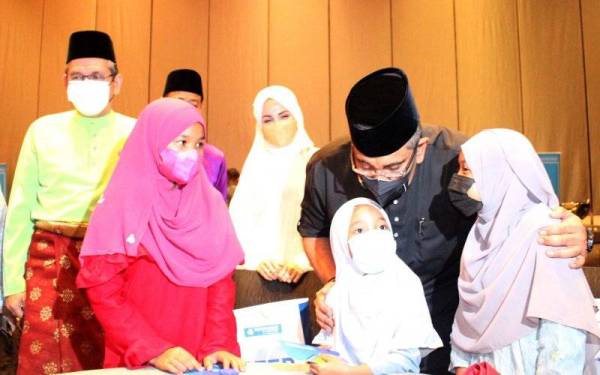 Megat bertanya khabar dan menyampaikan duit raya kepada anak-anak Baitu Saidati Khadijah pada majlis berbuka puasa dan penyampaian sumbangan Aidilfitri di sebuah hotel pada Jumaat.