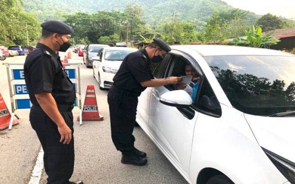 Ahmad (dua dari kiri) memberi penerangan mengenai enam kesalahan utama yang tidak lagi dikenakan kompaun kepada pengguna jalan raya di Batu 6, Batu Melintang, Jeli.