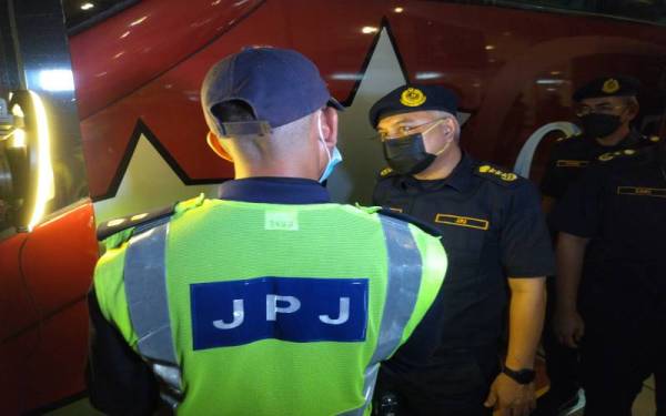 Lokman (tengah) semasa menjalankan pemeriksaan terhadap sebuah bas di TBS, Kuala Lumpur.