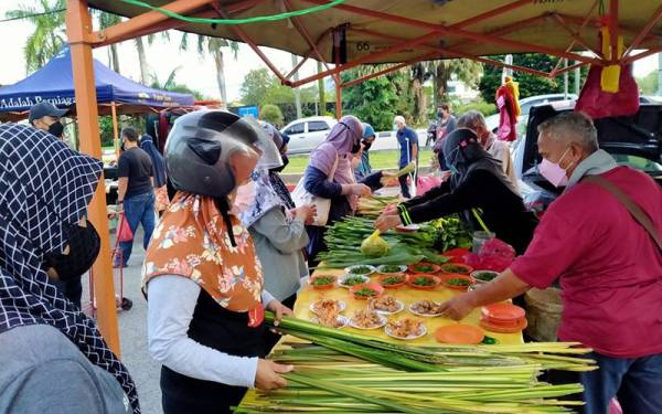 Orang ramai mengambil kesempatan membeli keperluan hari raya di Pasar Tani Kampung Simee di sini pada Sabtu.
