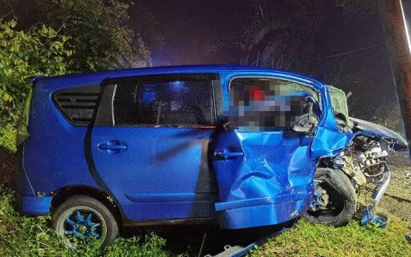Kereta dinaiki Mohd Hazlan Ibrahim, 33, sekeluarga yang terbabit dalam kemalangan di Kilometer 108, Jalan Raya Timur Barat, di sini, pada Jumaat.