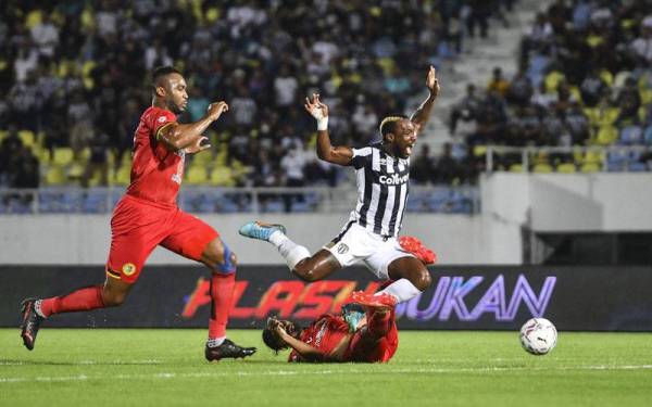 Penyerang TFC, Kpah Sean Sherman (atas) diasak pertahanan Negeri Sembilan, Ahmad Khuzaimi Piee (bawah) ketika aksi pusingan pertama Piala FA di Stadium Sultan Mizan Zainal Abidin pada Jumaat. - Foto Bernama