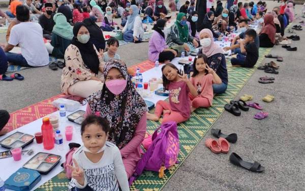 Keseronokan berbuka bersama di Iftar Ala Madinah di Kompleks Karangkraf, Shah Alam turut dirasai oleh golongan kanak-kanak.