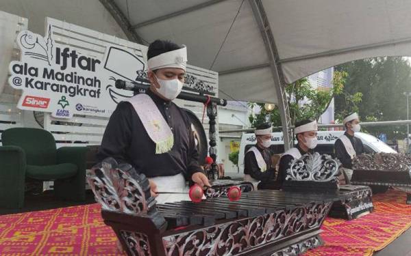 Kumpulan Gamelan Putra Warisan membuat persembahan sebelum berbuka pada hari terakhir Iftar Ala Madinah di Kompleks Karangkraf, Shah Alam pada Jumaat.