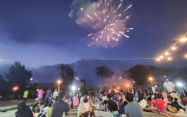 Pengunjung yang hadir pada hari terakhir Iftar Ala Madinah menyaksikan persembahan bunga api.