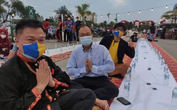 Chin Huat (kiri) hadir bersama rakannya pada hari terakhir Iftar Ala Madinah di Kompleks Karangkraf, Shah Alam pada Jumaat.